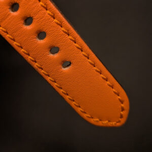 cuero en detalle de correa de reloj sedalin naranja