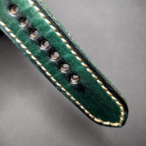 detalle correa de reloj cuero pintado a mano legado verde